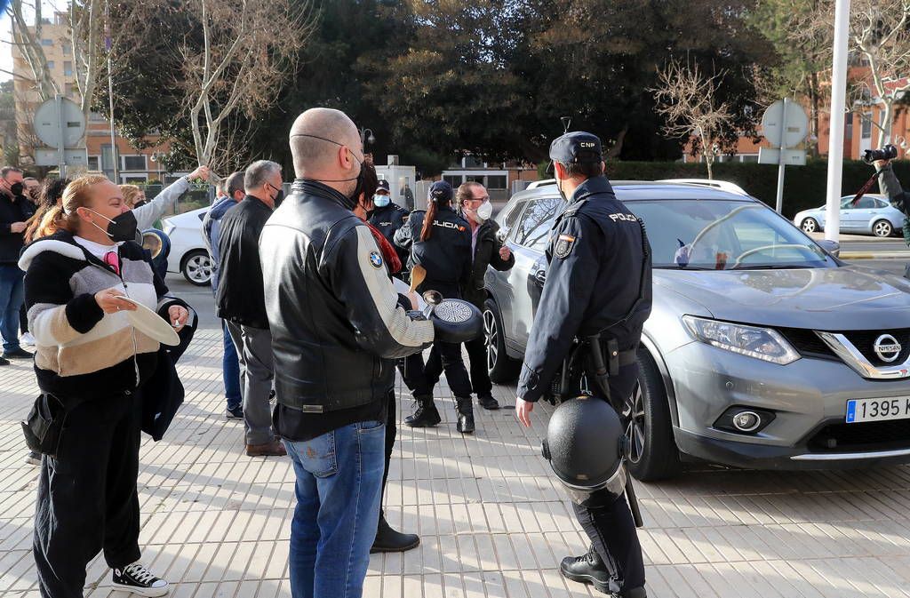 Los hosteleros se presentan en la Asamblea para recibir a López Miras