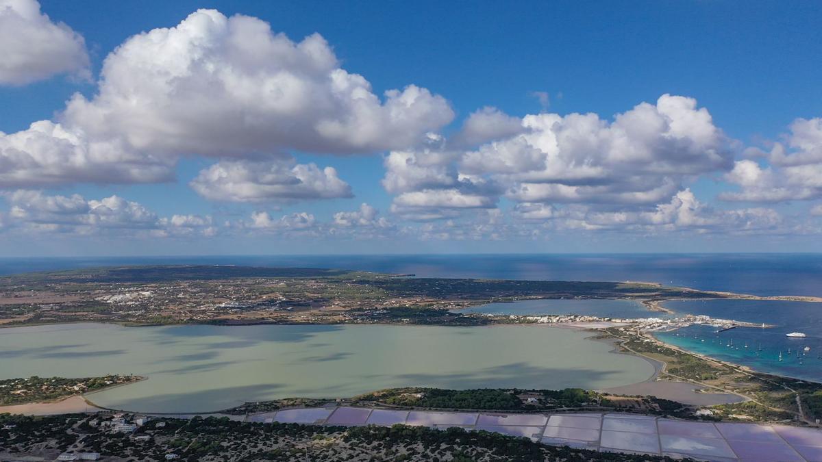 Vista aérea parcial de la isla de Formentera, donde el deslinde amenaza a decenas de negocios familiares.