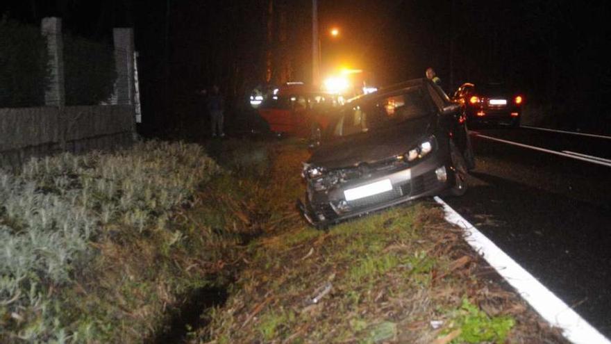 Accidente entre dos vehículos ocurrido este sábado en Oubiña. // Noé Parga