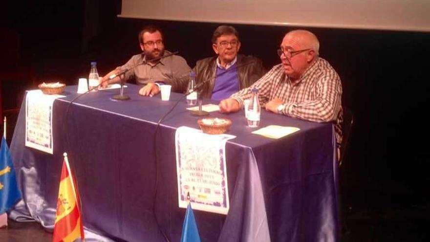 En la mesa, de izquierda a derecha, Toño Huerta, Roberto Sánchez Ramos (IU) y José Vega, &quot;Selito&quot;, en Trubia.