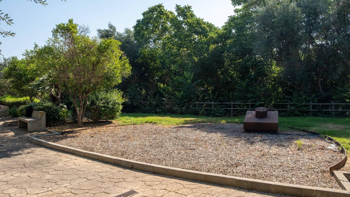 El terreno es una zona ajardinada de 170 metros cuadrados junto al torrente de sa Riera.
