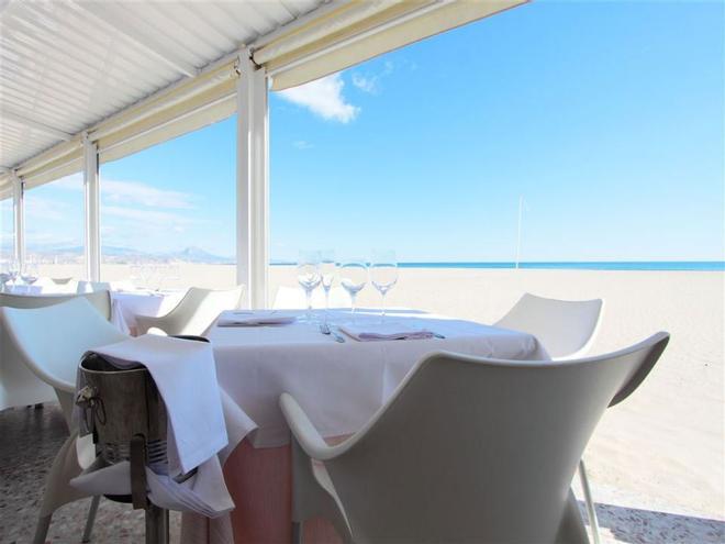 Terraza del restaurante Casa Julio, en la Playa San Juan de Alicante