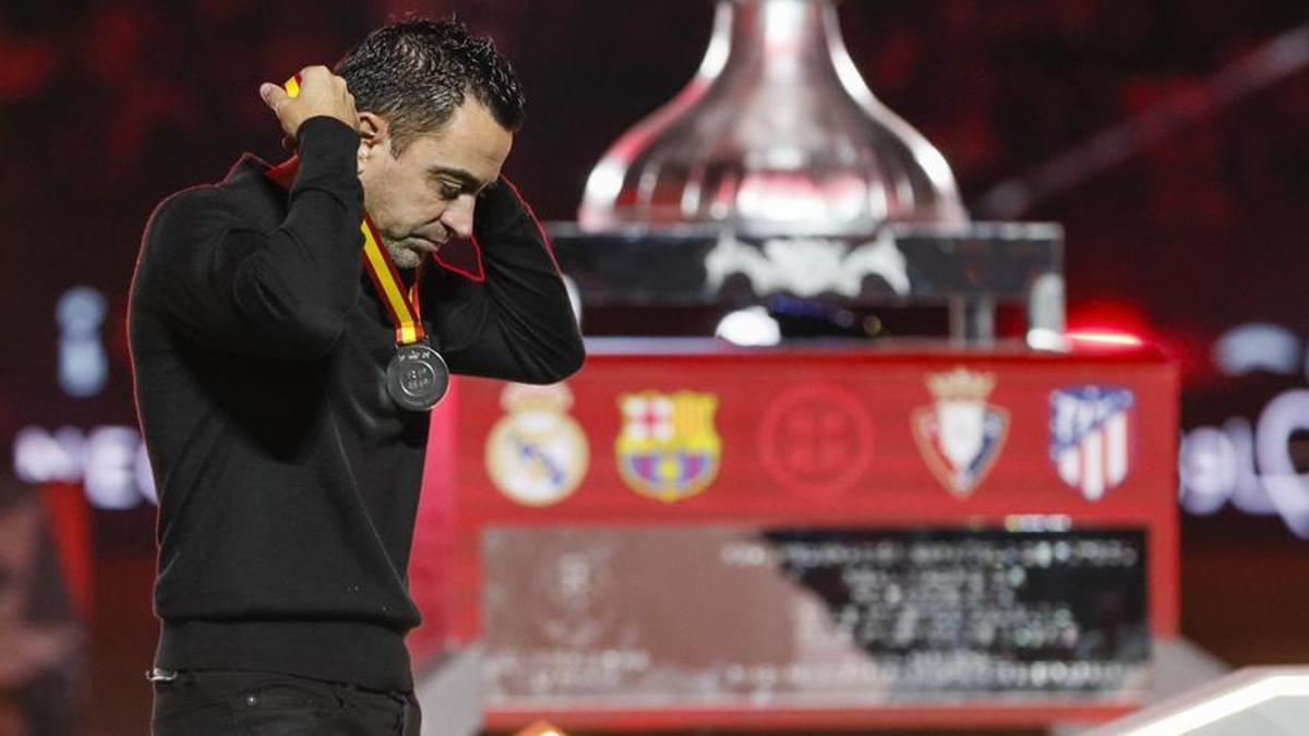 Xavi se quita la medalla de subcampeón de la Supercopa en Riad.