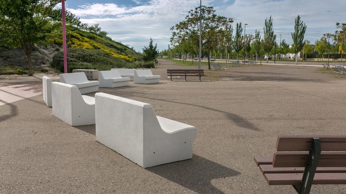 El Megalito tiene múltiples usos, pero se puede encontrar también en el mobiliario urbano de Zaragoza.