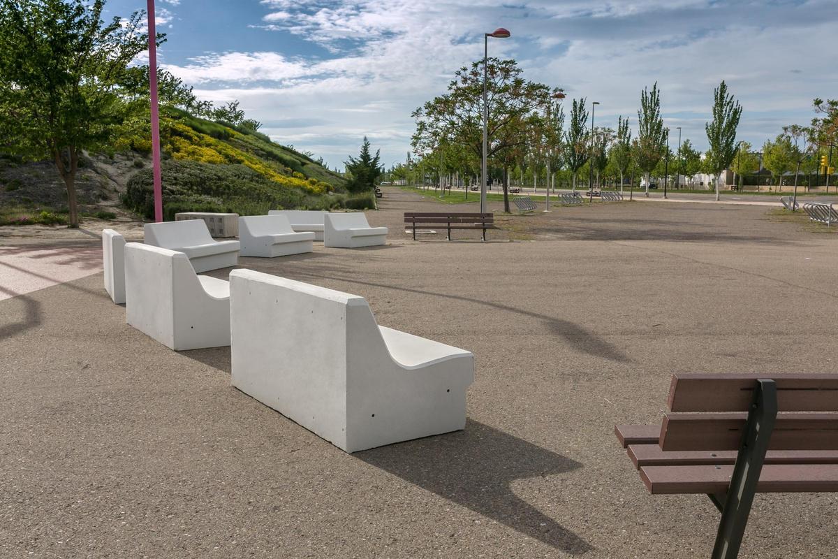 El Megalito tiene múltiples usos, pero se puede encontrar también en el mobiliario urbano de Zaragoza.