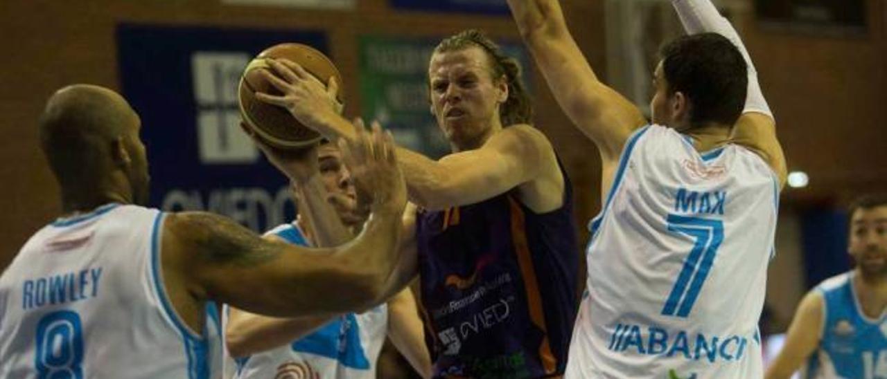 Jordan Swing, con el balón, rodeado de jugadores del Ourense.