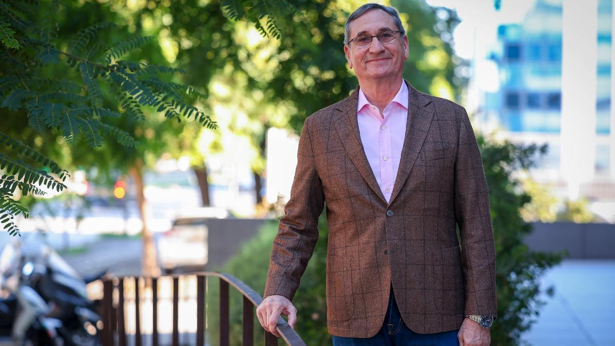 Valero Rivera, junto a la entrada a la redacción de SPORT