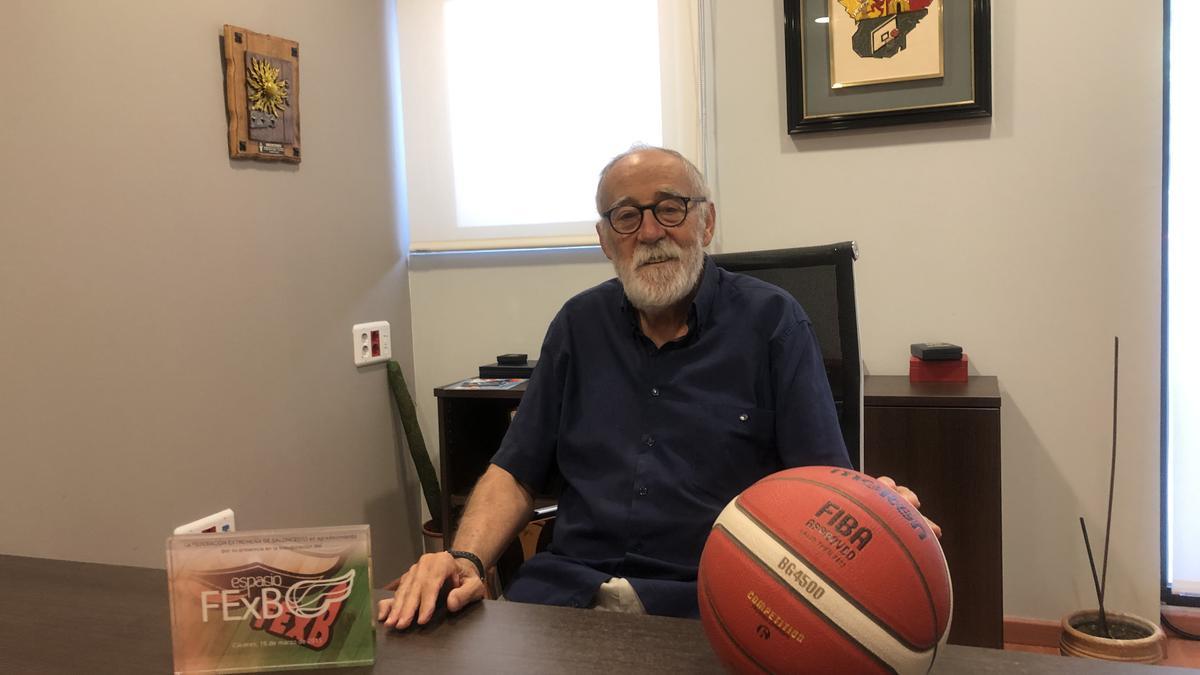 Jesús Luis Blanco, este jueves en la sede de la Federación Extremeña de Baloncesto en Cáceres.