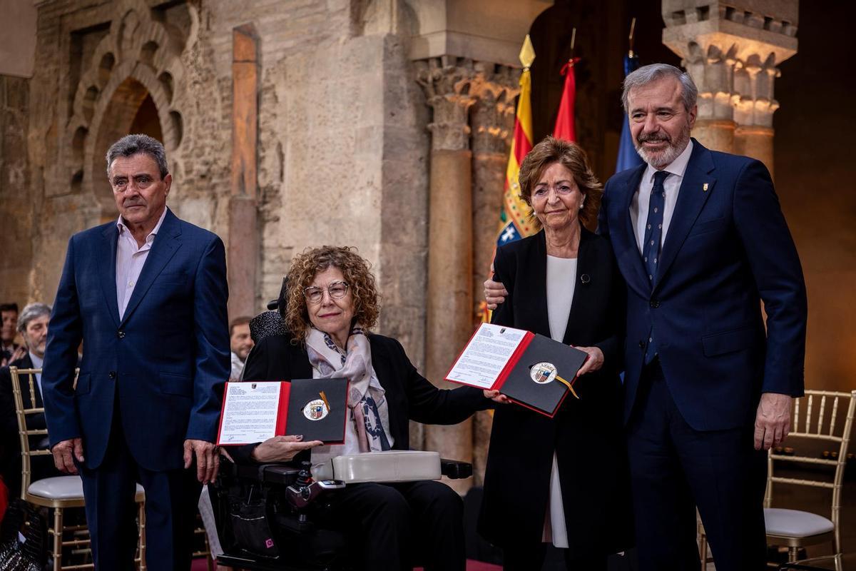Juan José y Pilar, padres de Natalia Román, y Pilar Villanova, madre de Jorge García Dihinx, junto a Jorge Azcón