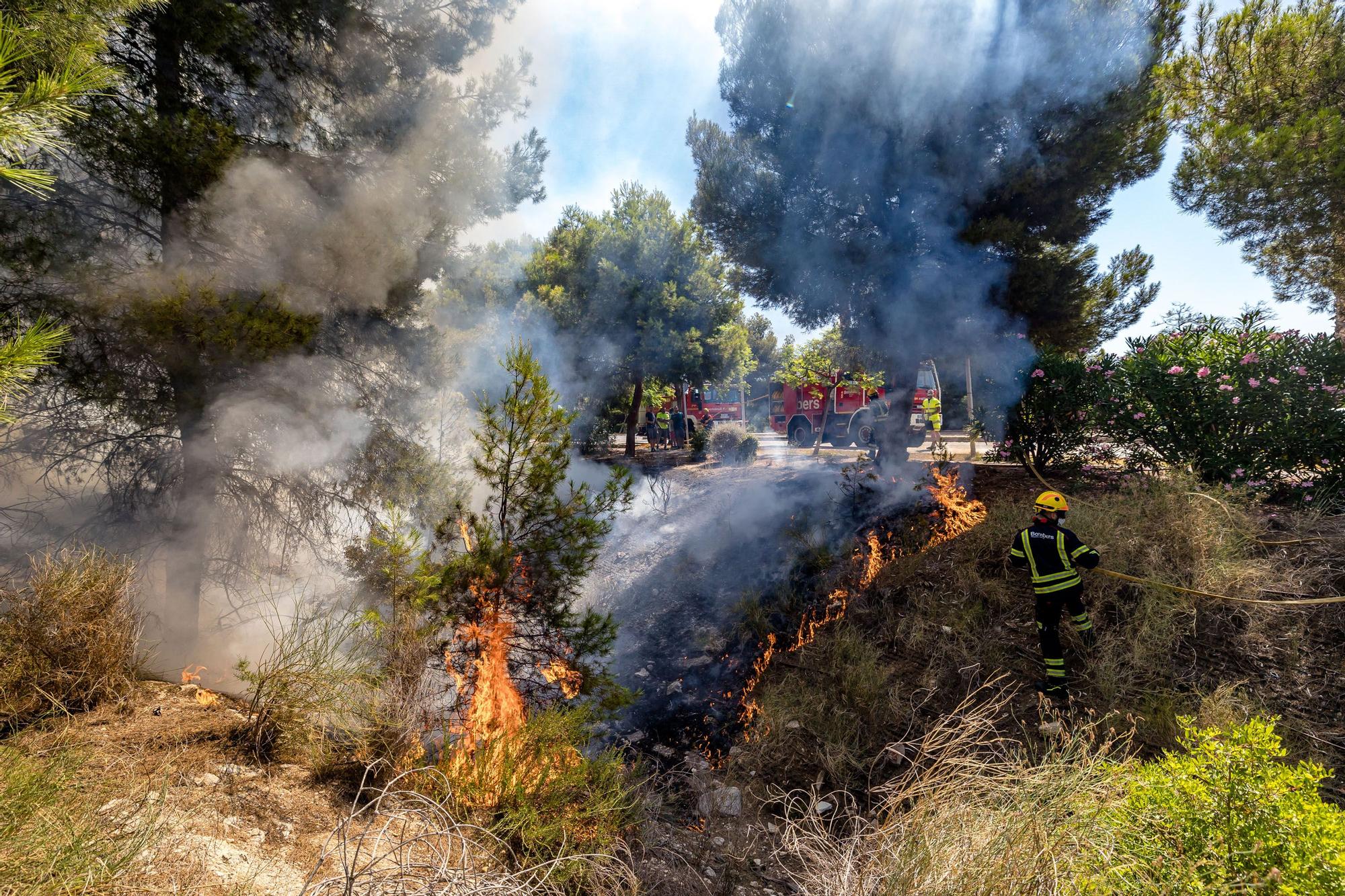 Incendio en Finestrat junto a la urbanización Sierra Cortina y el vial a Terra Mítica