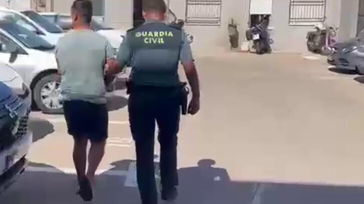 Traslado de uno de los detenidos en e puesto principal de la Guardia Civil de Torrevieja