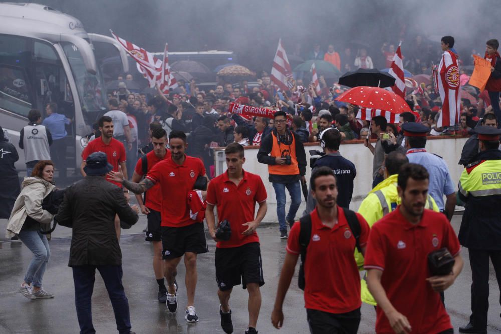 Centenars d'aficionats reben al Girona sota la pluja