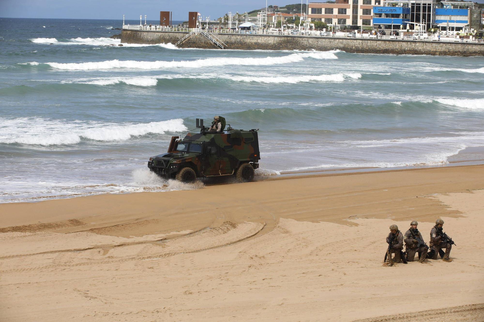 EN IMÁGENES: Así se ensaya el desembarco en la playa de San Lorenzo de Gijón