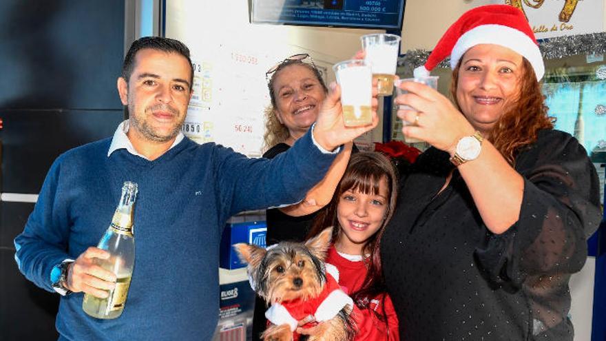 Lisandro García, Carolina Ortega, Ariadna García y Noelia Jiménez, acompañados por su mascota, Simba, este domingo a las puertas de la administración El Caballo de Oro del Centro Comercial El Tablero.