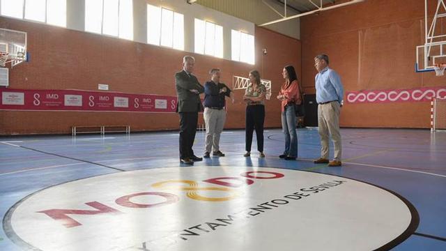 El alcalde José Luis Sanz durante una visita al Centro Deportivo Ifni