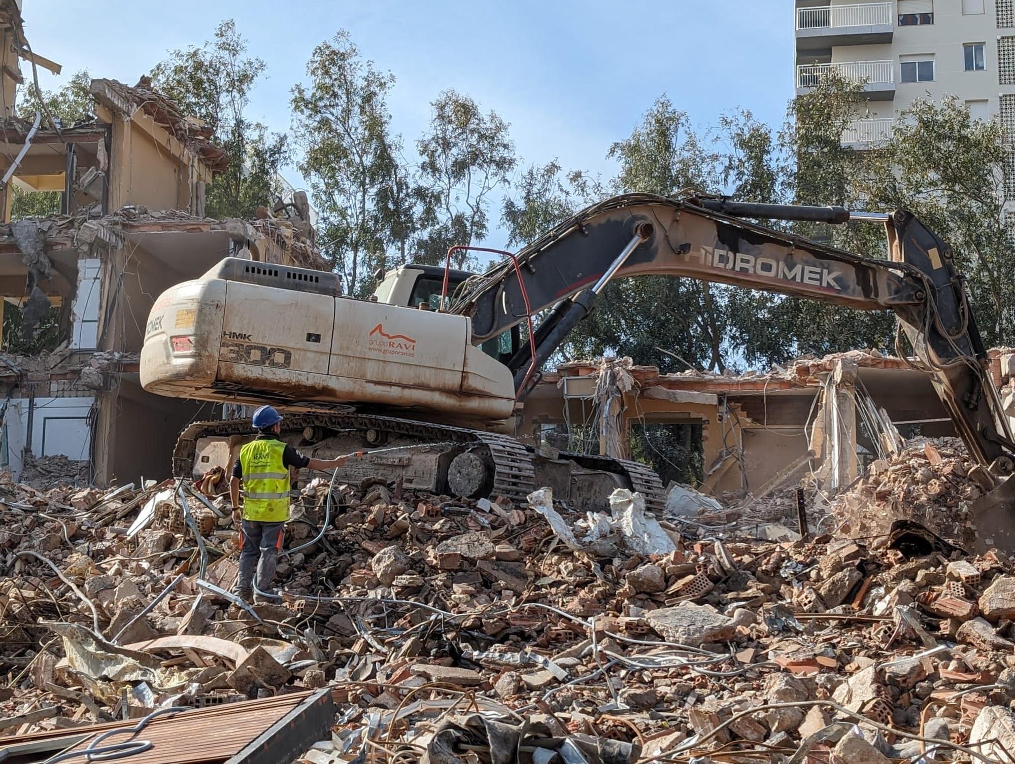 Las fotos del derribo del hotel Azor en Benicàssim