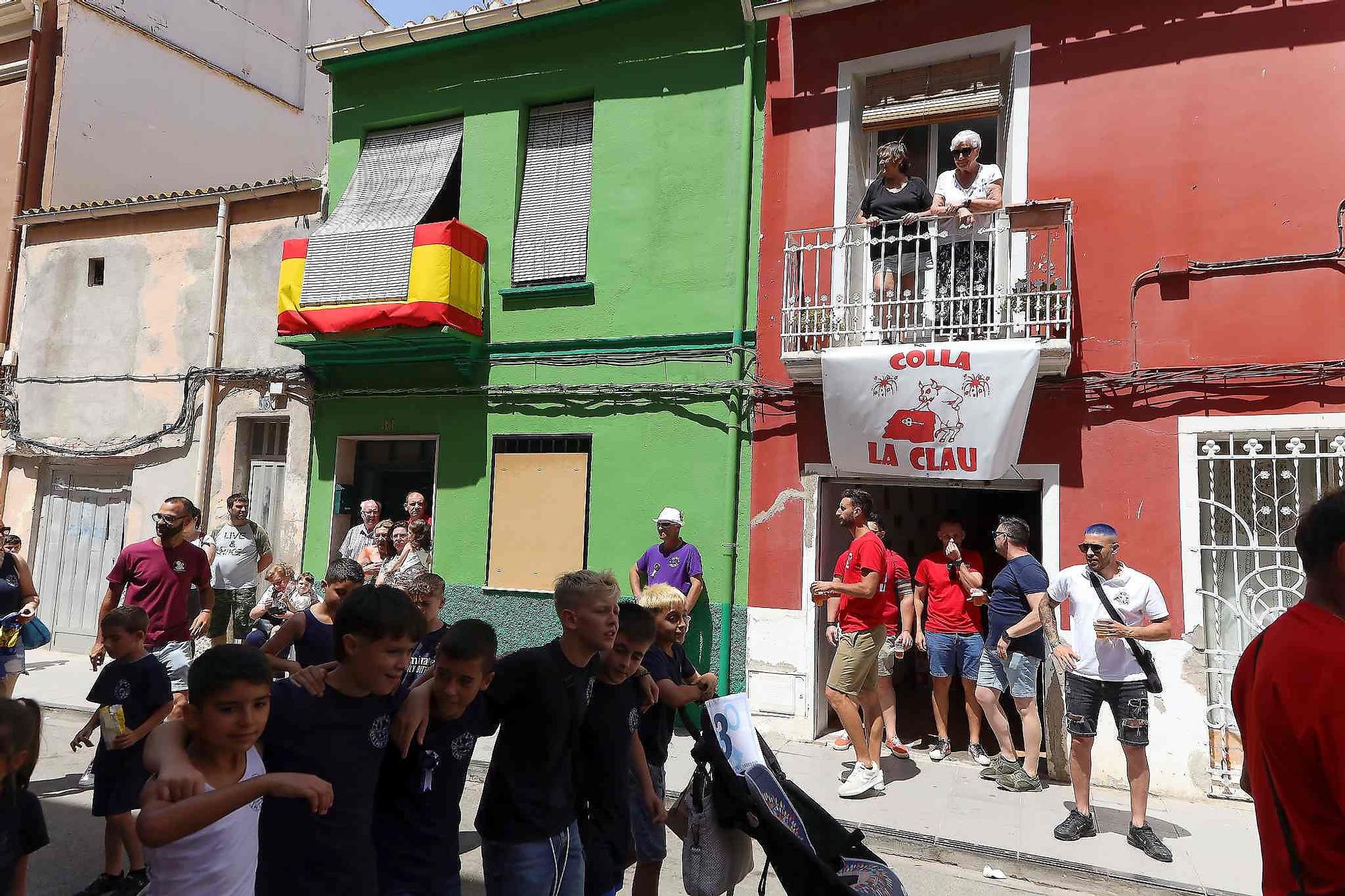 El Grau da inicio a las fiestas de Sant Pere con pólvora, bous y música