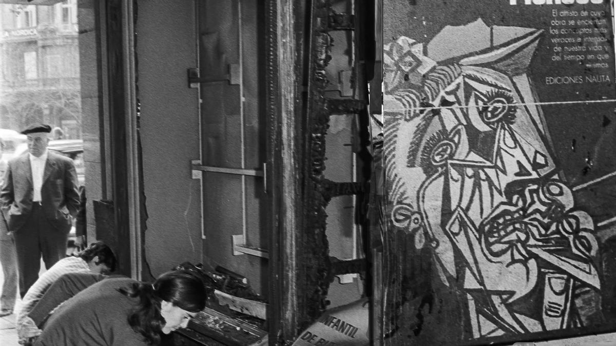 Ataque a la librería Cinc d'Oros de Barcelona, el 25 de noviembre de 1971, que fue atacada por grupos de ultraderecha por sumarse a celebración de los 90 años de Pablo Picasso