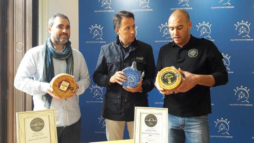 Los empresarios de la quesería El Roano muestran sus productos al alcalde.