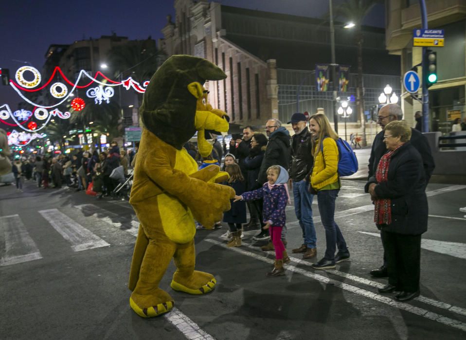 Los carteros reales recogen las misivas de los niños en Alicante