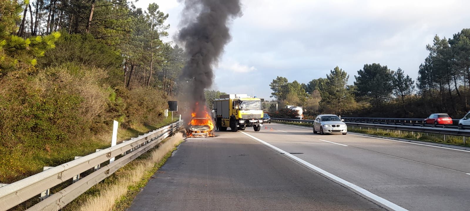 EN IMÁGENES: El incendio de un coche genera retenciones en la "Y"