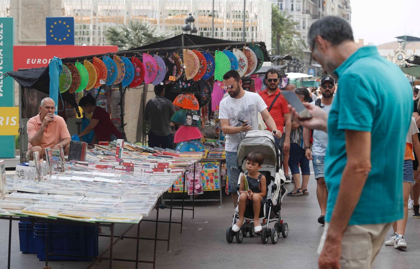 Las altas temperaturas no impiden el turismo en el centro de València