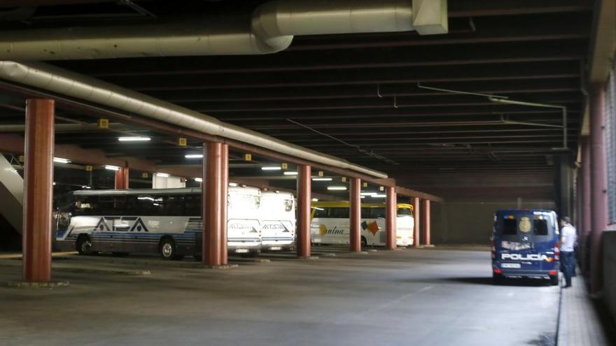 La estación de autobuses de Vigo durante una jornada de huelga de transporte // Alba Villar