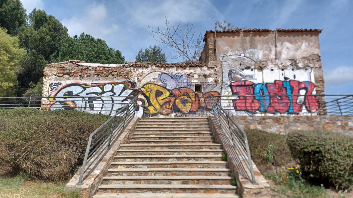 El recinto, muy deteriorado, se ubica en un alto del antiguo ejido desde el que se dominaban los caminos reales a Trujillo y los Cuatro Lugares.