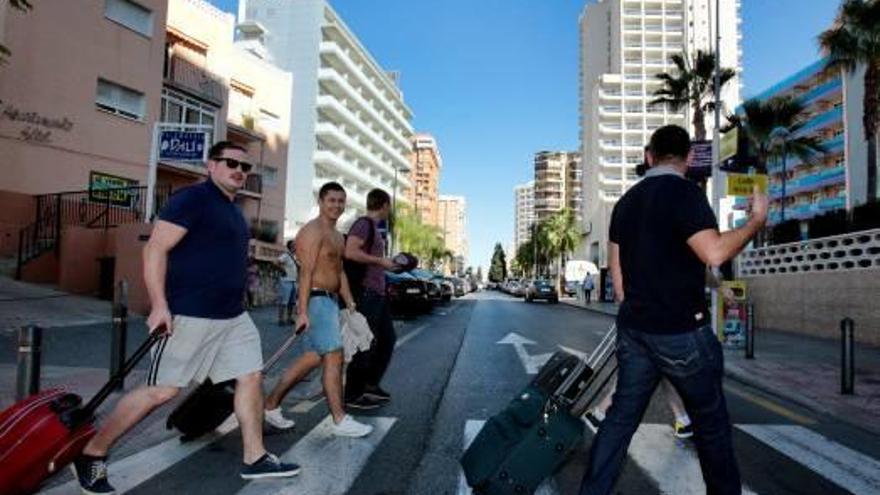 Un grupo de turistas extranjeros en Benidorm.