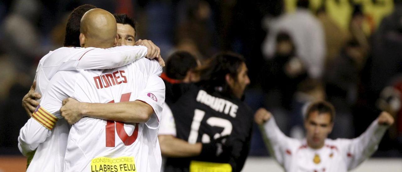 Los futbolistas del Mallorca celebran la única victoria bermellona en El Sadar, correspondiente a la temporada 2009/10.