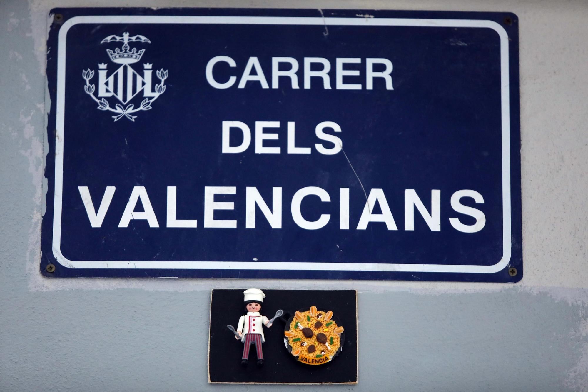 Figuras de Playmobil adornan las placas de calles en el centro de València