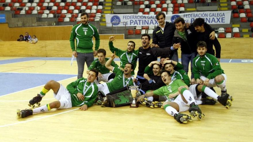 Los jugadores del Liceo celebran el título gallego