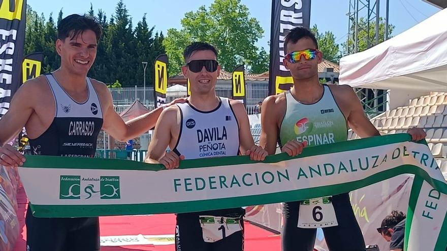 José Luis Dávila y Nieves Cantos reinan en el Triatlón de Baena