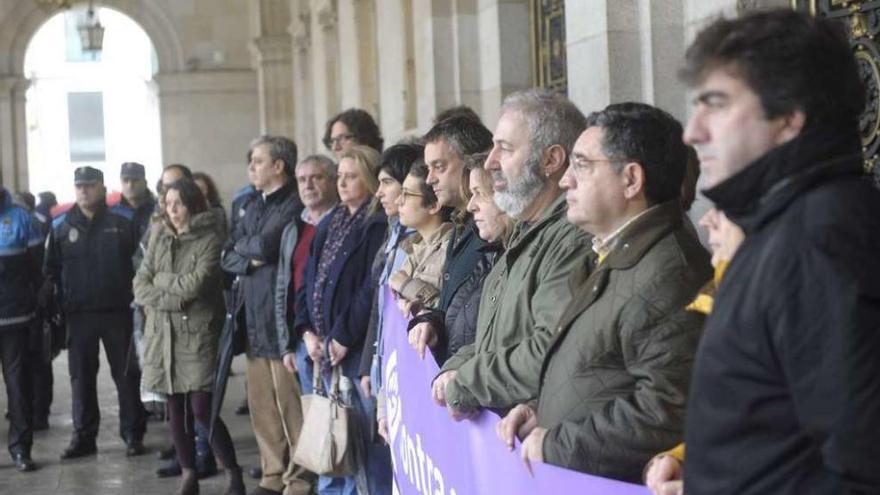 Miembros de la Corporación local realizan un minuto de silencio en los soportales del Palacio Municipal.