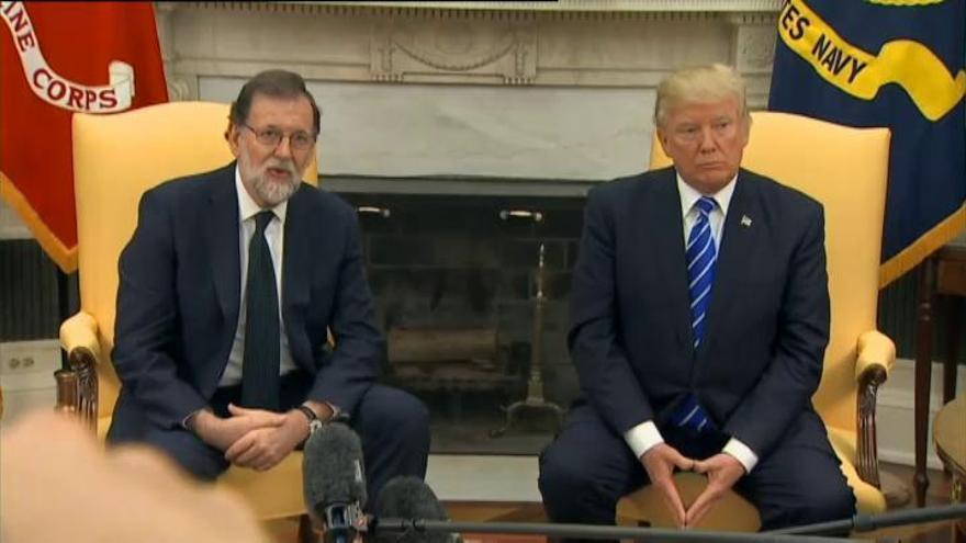 Rajoy y Trump se saludan en el Despacho Oval