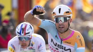 El británico Ethan Vernon (NSN Cycling Team) se adjudicó al esprint la cuarta etapa de la Volta Ciclista a Catalunya, de 151 kilómetros con inicio en Mataró (Barcelona) y final en Camprodon (Girona), tras la que el francés Dorian Godon (Ineos Grenadiers) mantuvo el maillot de líder. EFE/Siu Wu