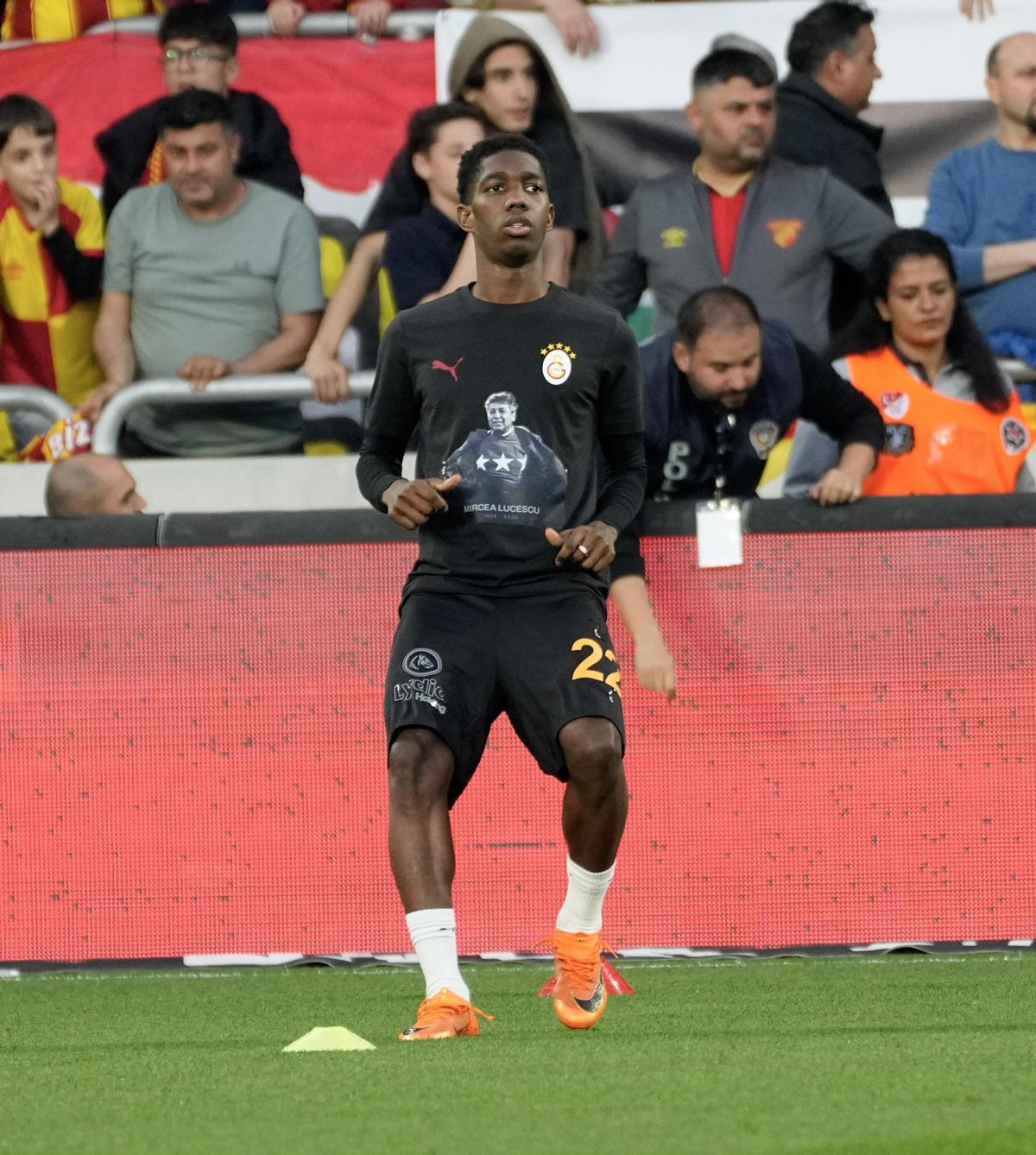 Asprilla escalfa abans d’un partit amb el Galatasaray.