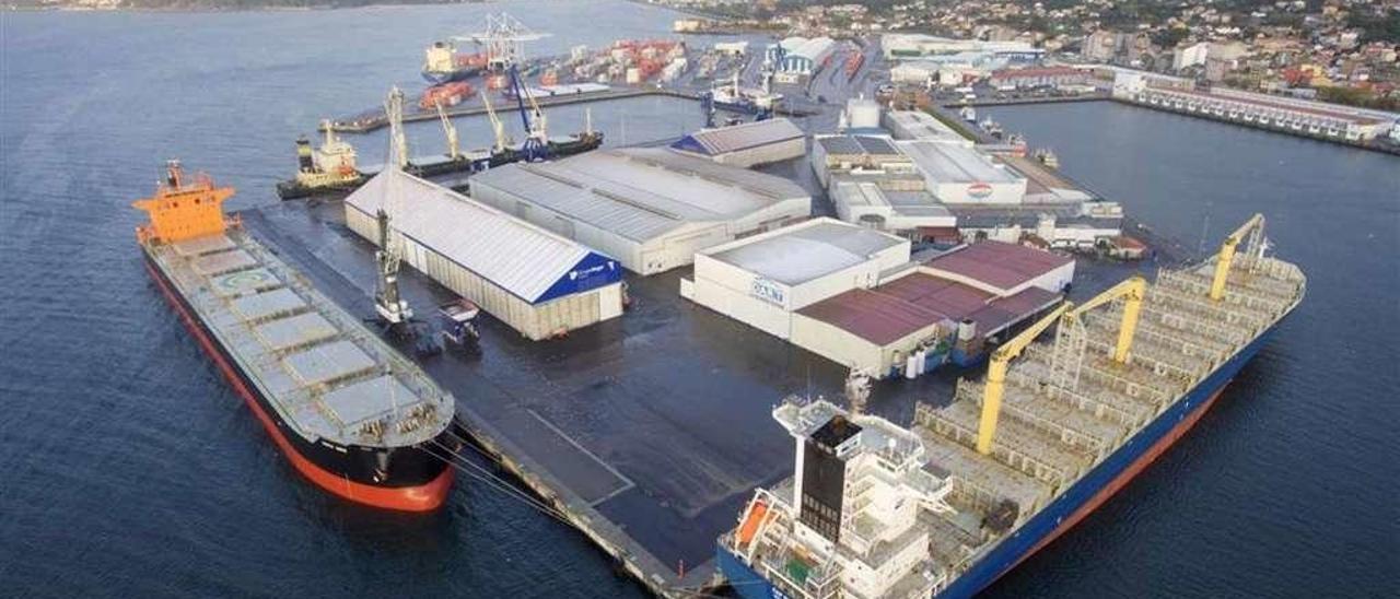 Muelle Oeste y Muelle Comercial (en primer término) en el Puerto de Marín y, al fondo, la terminal de contenedores. // S. Álvarez