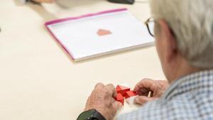 Un pacient d’Alzheimer. Un paciente de la Unidad de Memoria del Hospital de Bellvitge. / HOSPITAL DE BELLVITGE