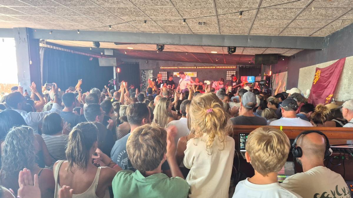 Imagen del concierto de Viva Suecia en El Náutico de San Vicente do Mar, tomada desde el público.