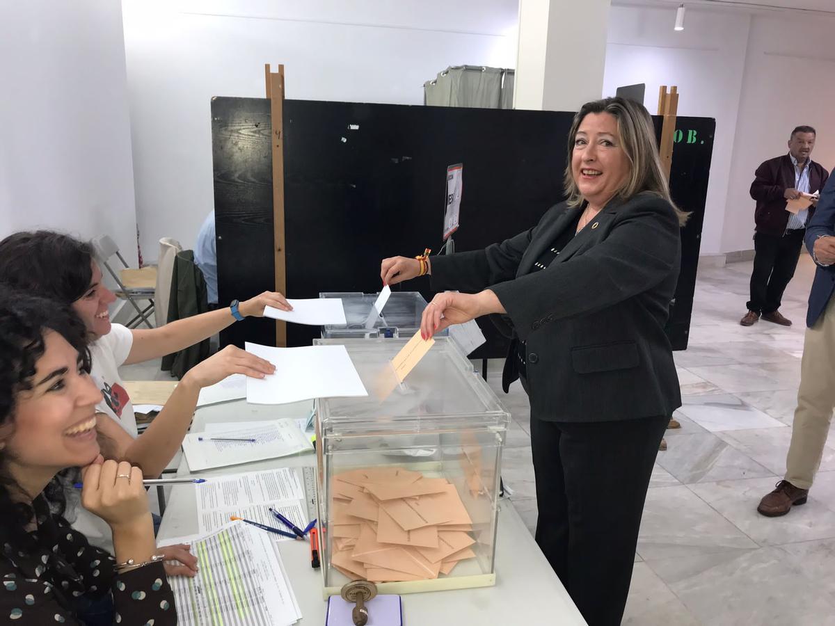 Purificación Martín, candidata de Vox a la alcaldía de Plasencia, votando.