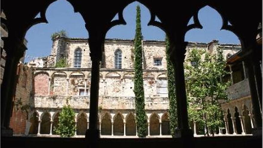 Les arcades ametllades del clàustre de l&#039;antic convent de Sant Domènec, avui Facultat de Lletres de la UdG.