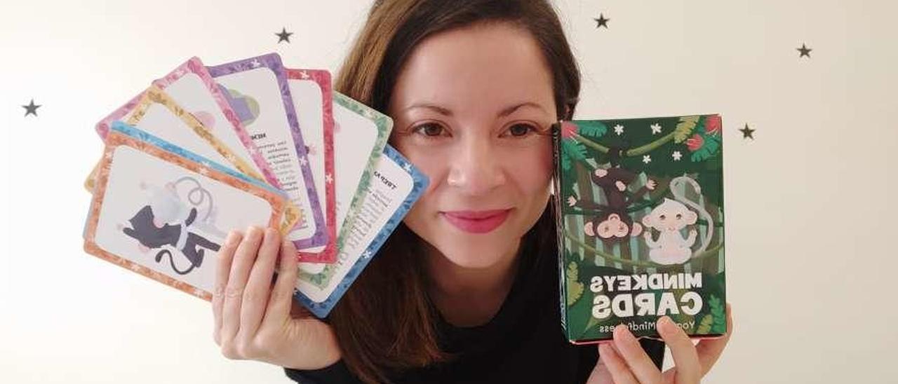 Patricia García, con su juego de cartas para enseñar yoga y meditación a los niños.