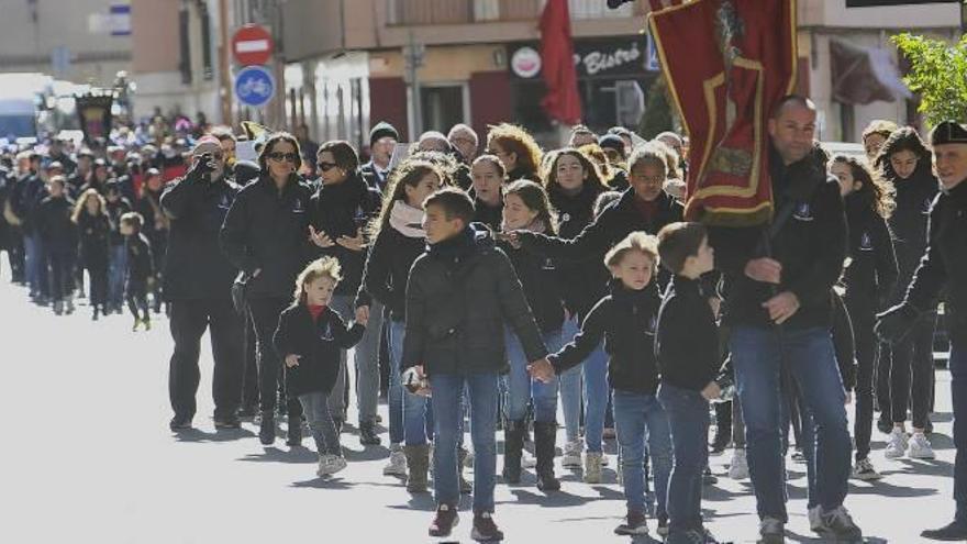 Los festeros, durante el recorrido del pasacalles de ayer