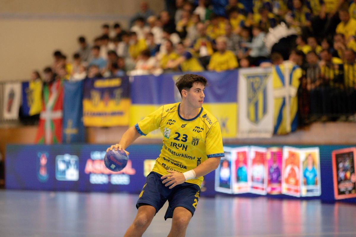 Asier Iríbar durante un partido de esta temporada con el Bidasoa Irún.