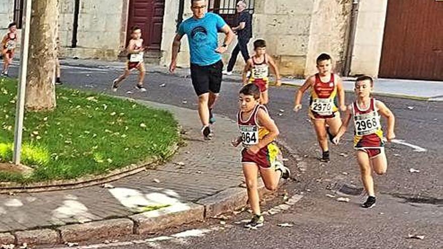 Un grupo de niños corren en una de las pruebas infantiles.