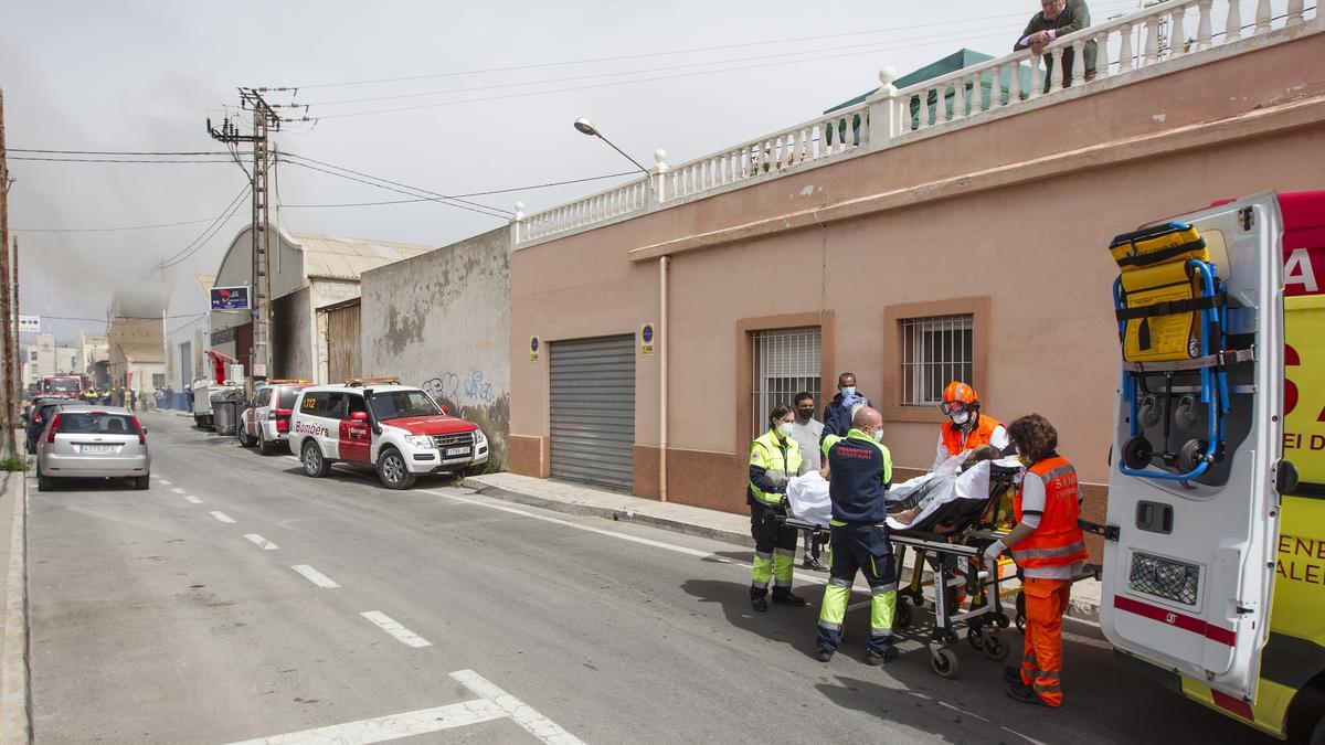 Dos intoxicados en el incendio de un almacén en Alicante