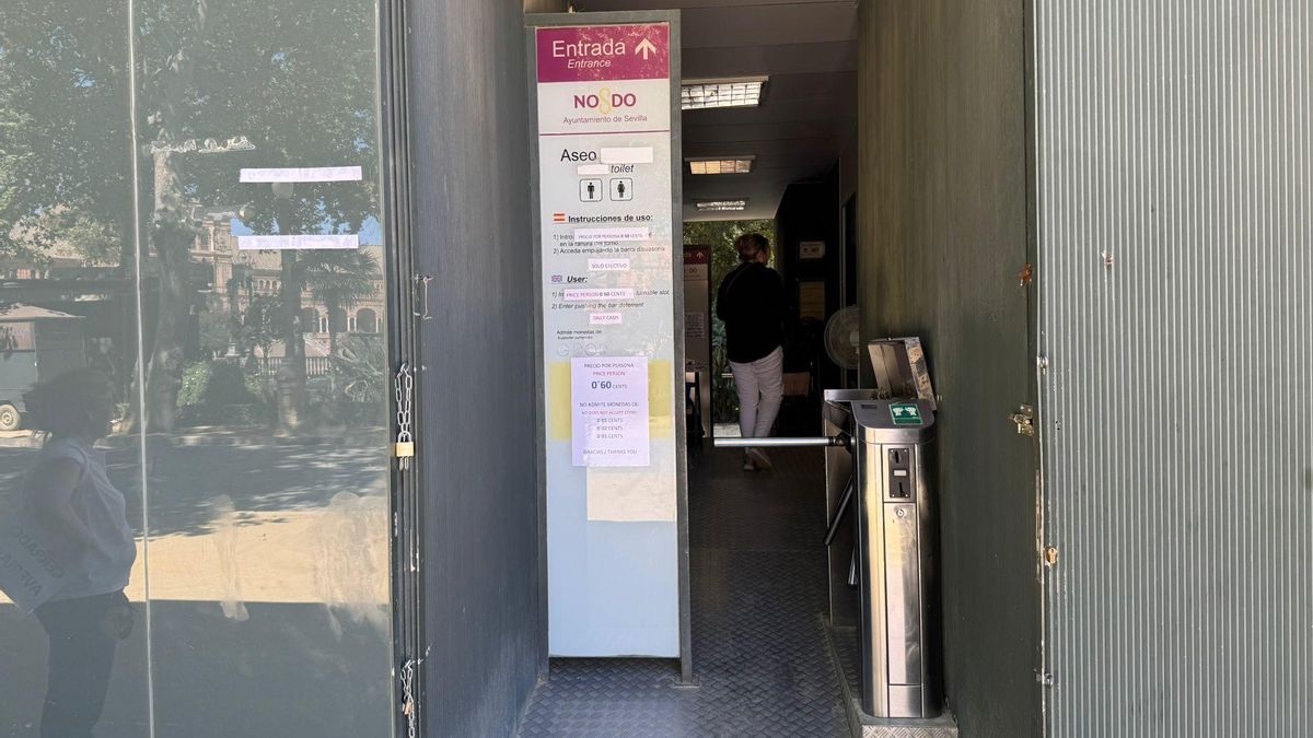 Imagen de un baño público situado en la Plaza de España.