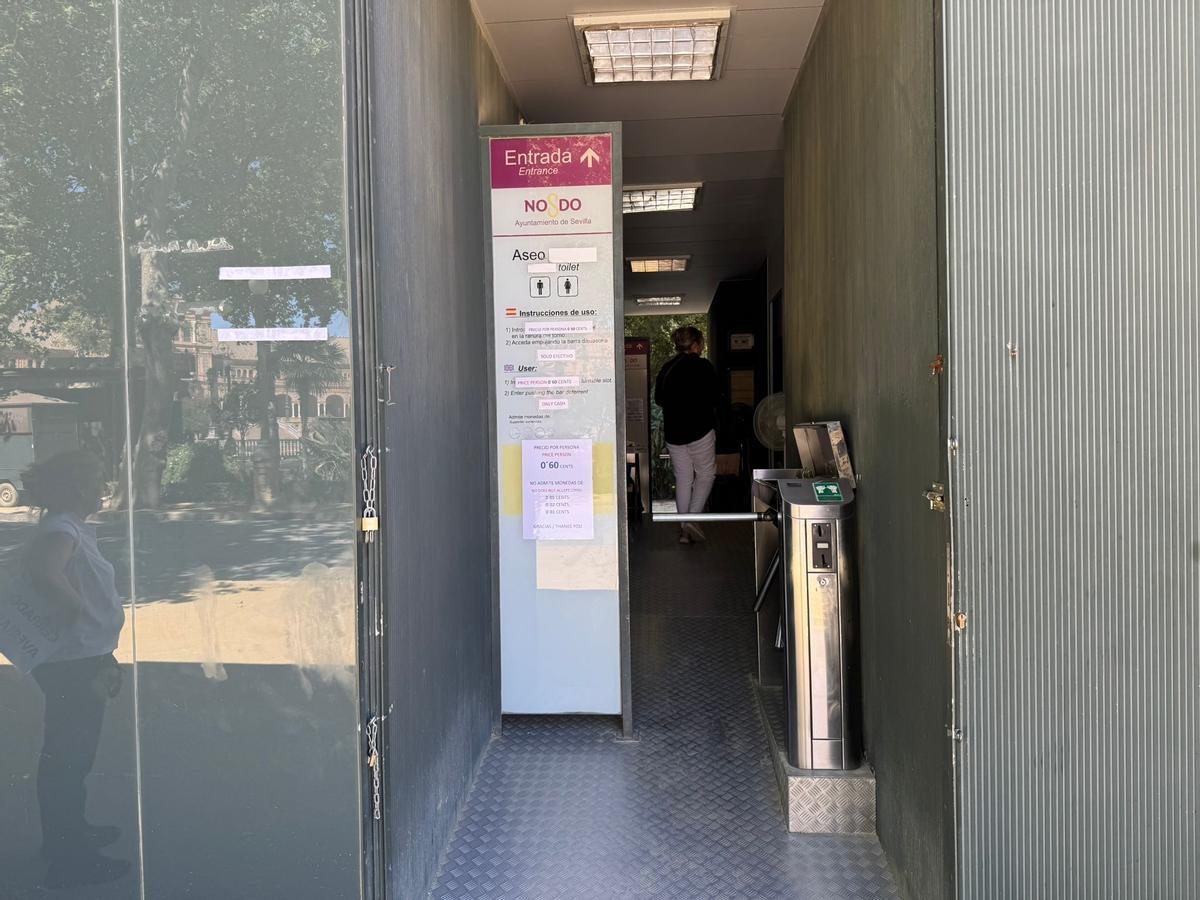 Imagen de un baño público situado en la Plaza de España.