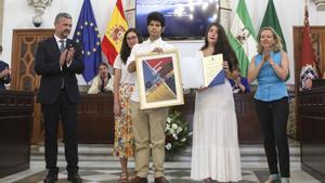 La vicepresidenta primera del Gobierno, Nadia Calviño, junto al alcalde de Rota, José Javier Ruiz Arana (i), hace entrega del nombramiento a los hijos de la escritora.